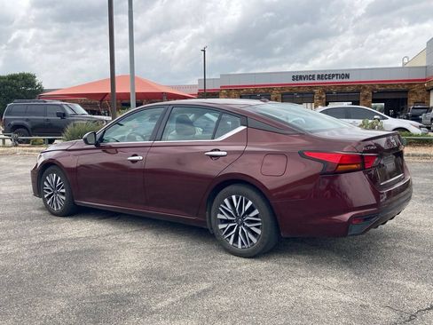 Used 2024 Nissan Altima 2.5 SV FWD image 7