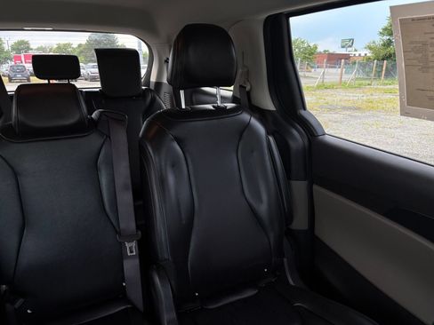 Used 2026 Kia Carnival FWD image 35