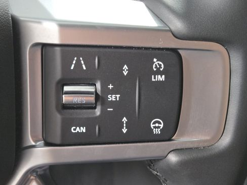 Used 2025 Land Rover Discovery S image 26