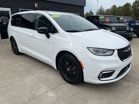 Used 2024 Chrysler Pacifica Touring-L image 1