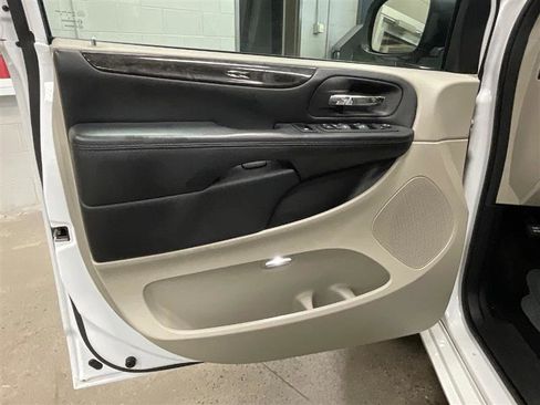 Used 2019 Dodge Grand Caravan SE w/ UConnect Hands-Free Group image 10