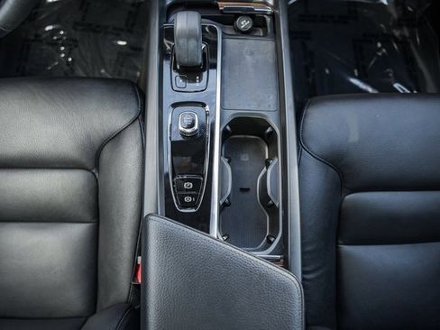 Certified 2022 Volvo XC60 B5 Momentum w/ Climate Package image 23