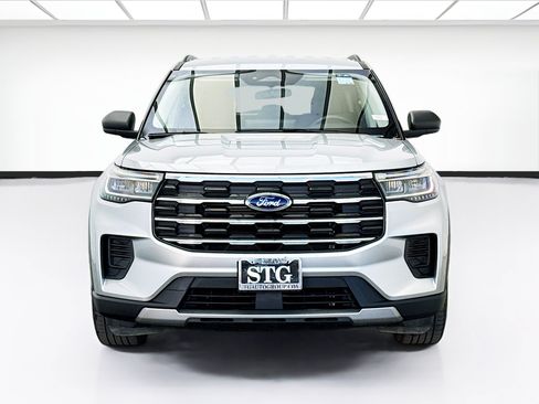 Used 2025 Ford Explorer Active RWD image 2