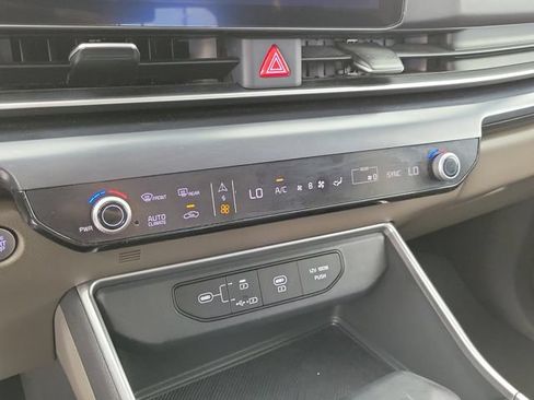 Used 2025 Kia Carnival FWD image 27