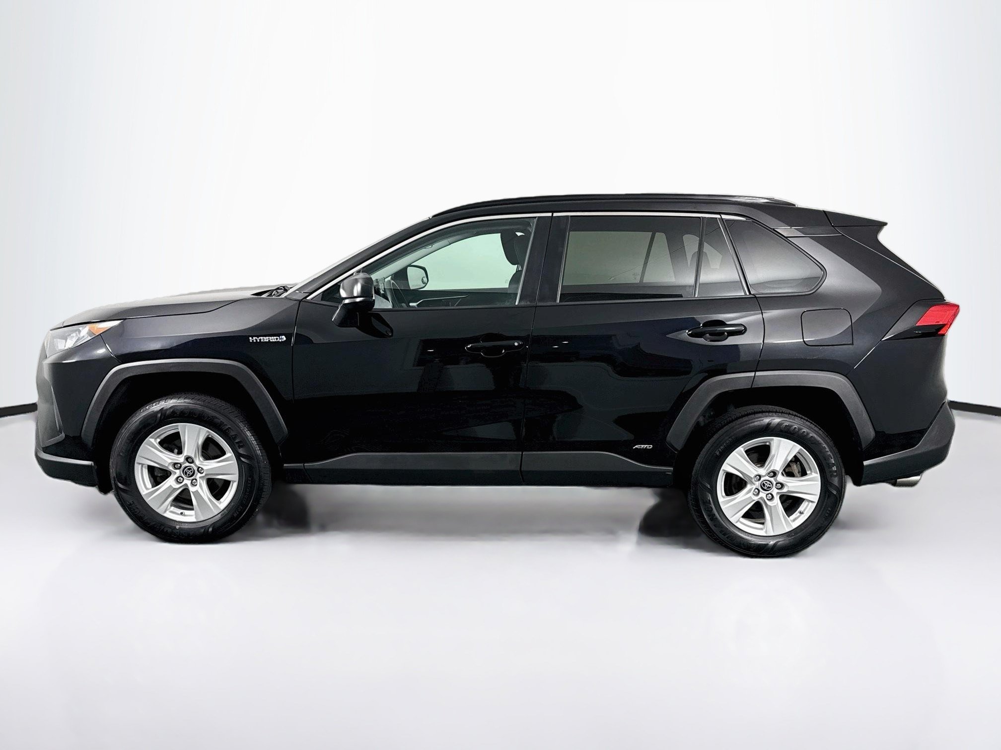 Used 2021 Toyota RAV4 LE AWD/4WD image 11