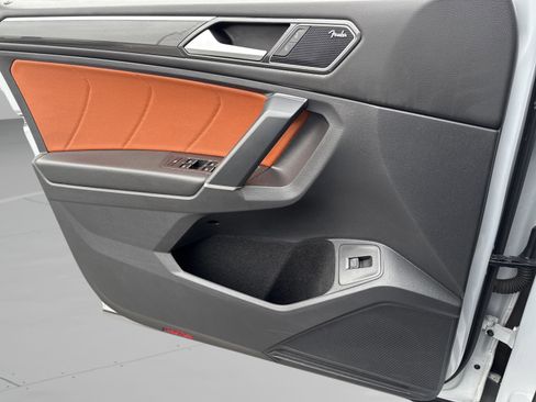 Used 2018 Volkswagen Tiguan SEL Premium w/ R-Line Package image 28