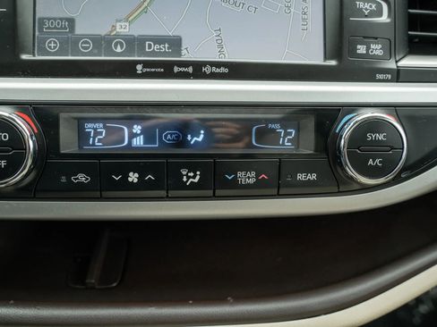 Used 2018 Toyota Highlander XLE AWD/4WD image 28