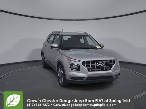 Used 2025 Hyundai Venue SEL FWD image 4