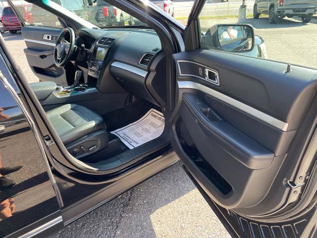 Used 2017 Ford Explorer XLT w/ Equipment Group 202A AWD/4WD image 29