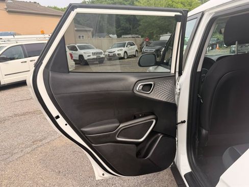 Used 2023 Kia Soul LX w/ Option Group 015 FWD image 16