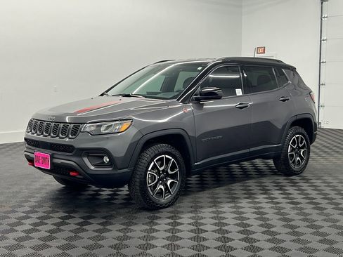 Used 2024 Jeep Compass Trailhawk w/ Trailhawk Convenience Group AWD/4WD image 1