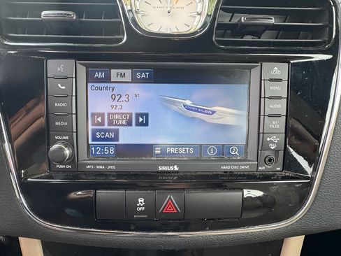 Used 2011 Chrysler 200 Touring FWD image 22