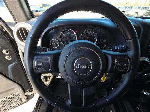 Used 2017 Jeep Wrangler Unlimited Rubicon w/ Max Tow Package image 17