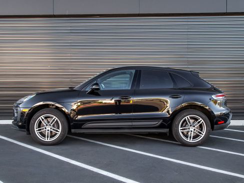 Certified 2023 Porsche Macan AWD/4WD image 2