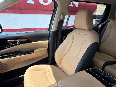 Used 2024 Kia Carnival EX FWD image 25