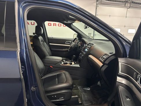 Used 2017 Ford Explorer XLT w/ Equipment Group 202A AWD/4WD image 43