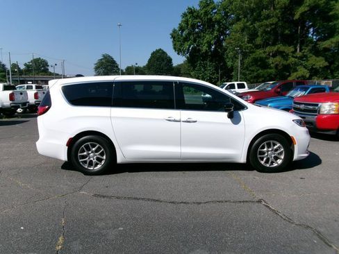 Used 2025 Chrysler Pacifica Select FWD image 5