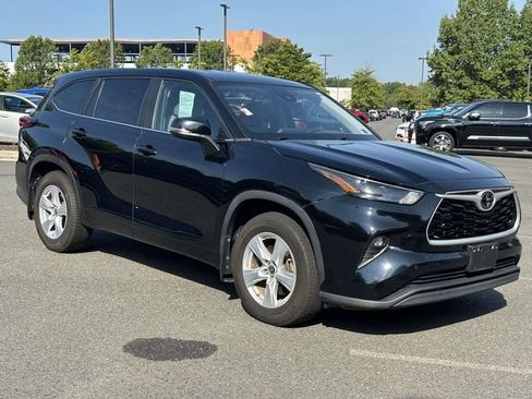 Used 2023 Toyota Highlander LE FWD image 1