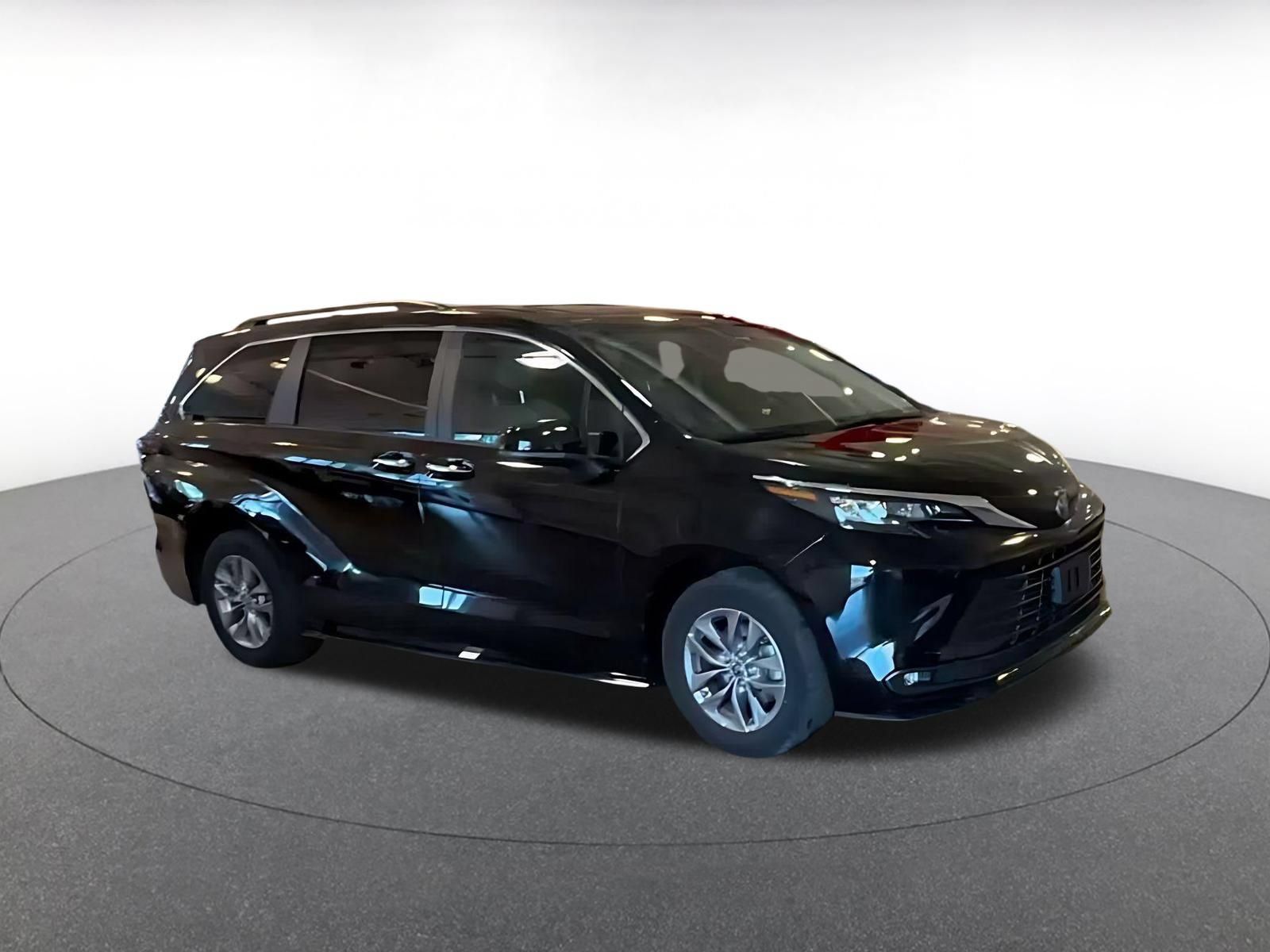 Used 2025 Toyota Sienna XLE FWD image 2