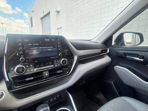 Used 2020 Toyota Highlander XLE FWD image 16