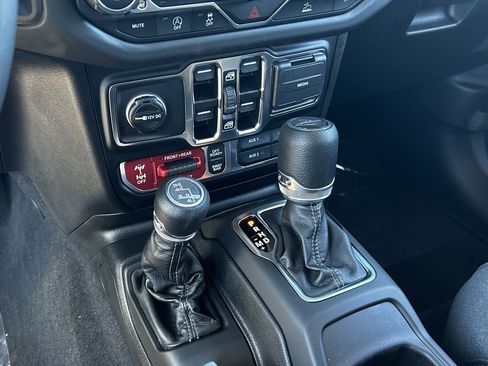 New 2025 Jeep Gladiator Rubicon w/ Convenience Group image 19