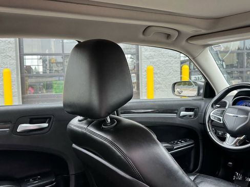 Used 2017 Chrysler 300 Limited image 38