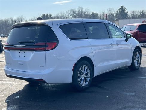 New 2026 Chrysler Pacifica Select image 44