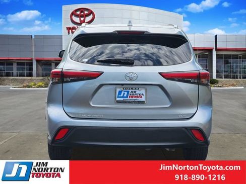 Used 2020 Toyota Highlander XLE FWD image 6