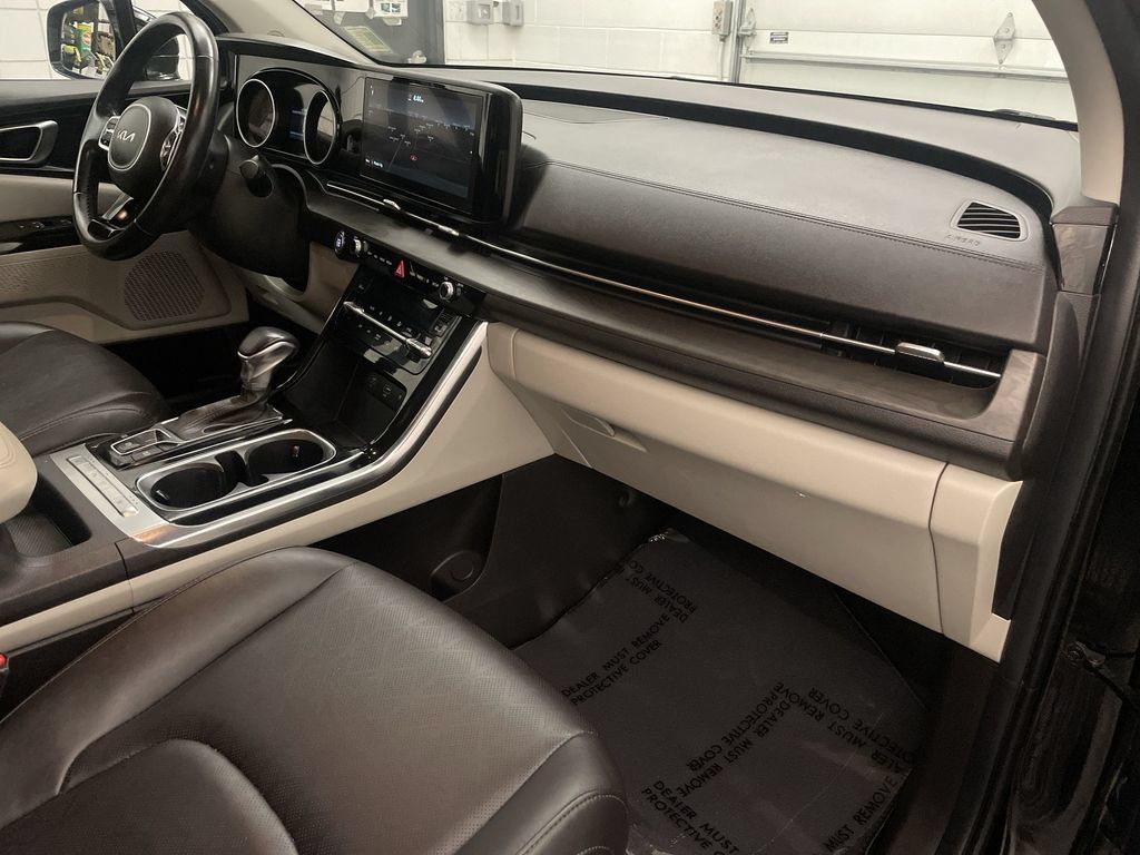 Used 2022 Kia Carnival EX FWD image 22