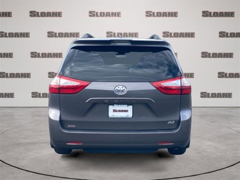 Used 2019 Toyota Sienna XLE w/ XLE Navigation Package image 4