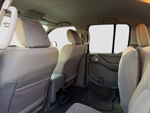 Used 2017 Nissan Frontier SV image 2