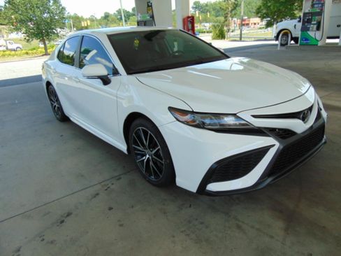 Used 2022 Toyota Camry SE FWD image 2
