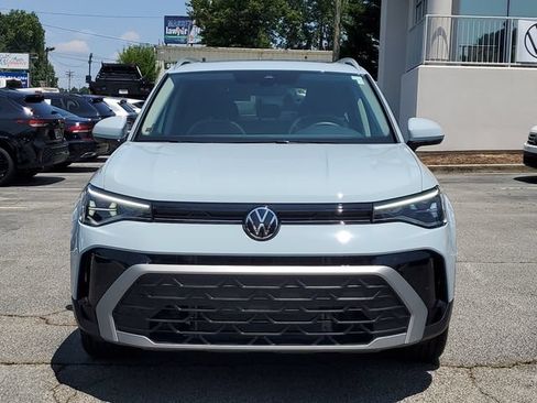 Used 2025 Volkswagen Taos SE w/ Panoramic Sunroof Package FWD image 2
