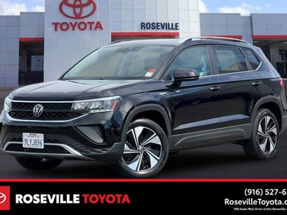 Used 2024 Volkswagen Taos SE w/ Panoramic Sunroof Package