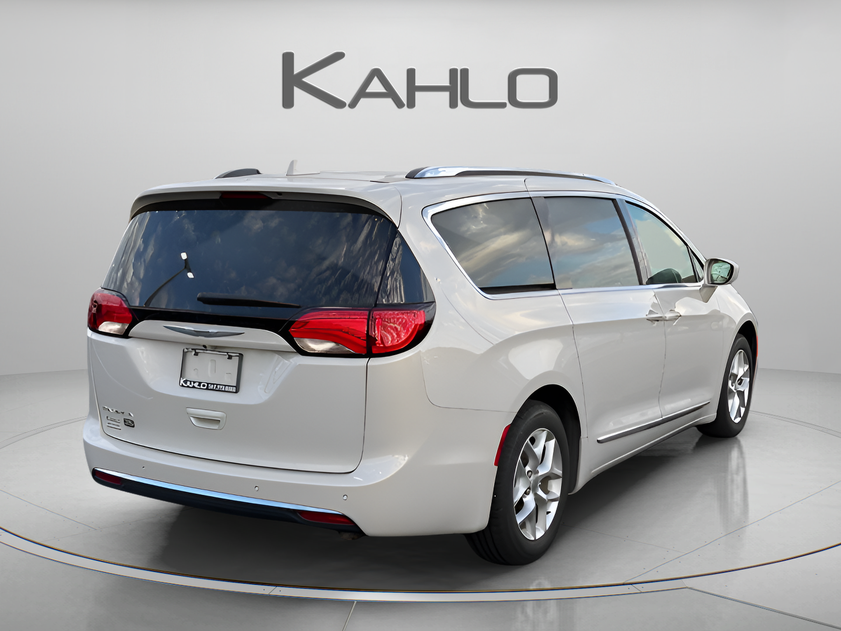 Used 2019 Chrysler Pacifica Touring-L FWD image 4