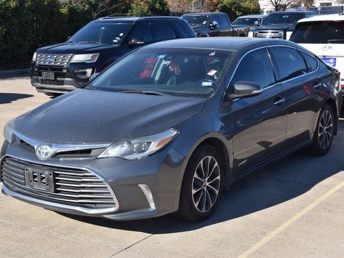Used 2018 Toyota Avalon XLE Premium image 2