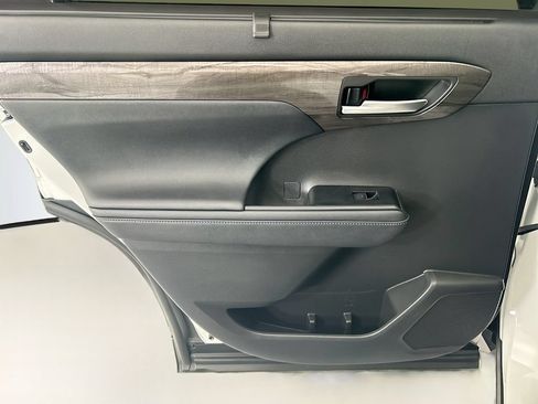 Used 2023 Toyota Highlander Platinum FWD image 24