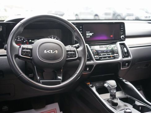 Used 2023 Kia Sorento S image 10