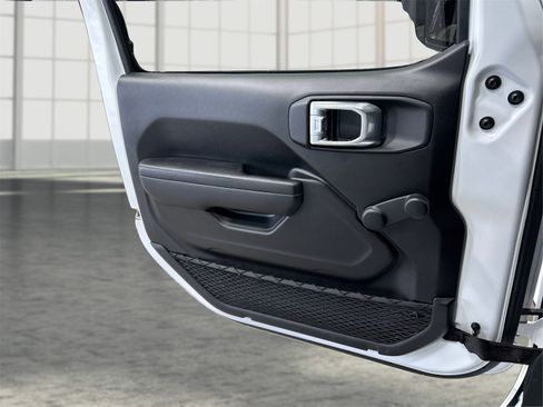 Used 2023 Jeep Gladiator Sport image 17