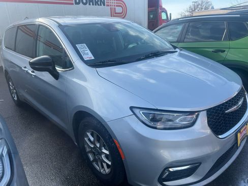 Used 2024 Chrysler Pacifica Touring-L image 2