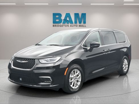 Used 2024 Chrysler Pacifica Touring-L FWD image 3