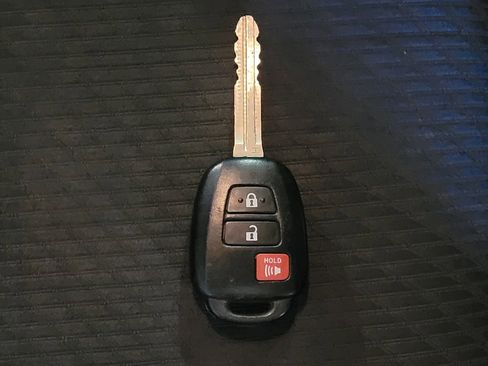 Used 2019 Toyota Highlander LE FWD image 32