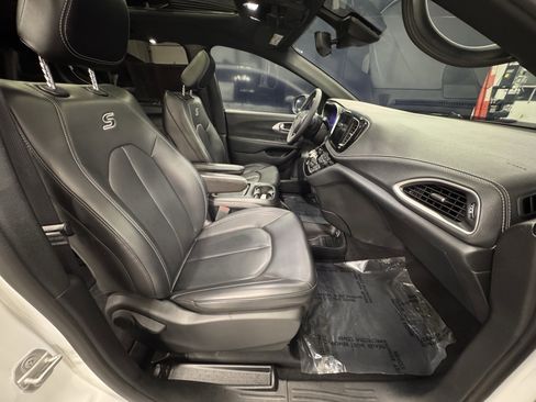 Used 2023 Chrysler Pacifica Touring-L w/ S Appearance Package image 27