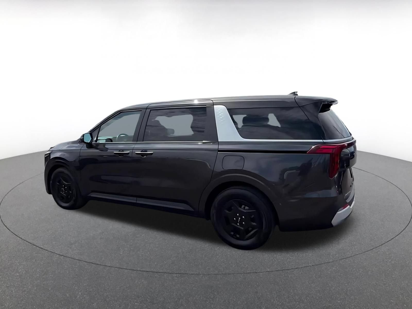 Used 2026 Kia Carnival FWD image 9