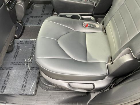 Used 2021 Toyota Highlander XLE image 14