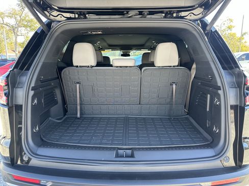 Used 2024 GMC Acadia Elevation image 11