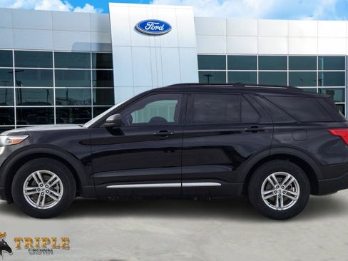 Used 2023 Ford Explorer XLT image 3