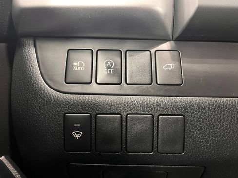 Used 2019 Toyota Highlander Plus AWD/4WD image 3