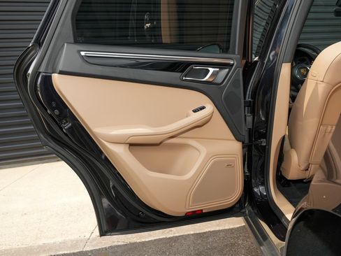 Certified 2026 Porsche Macan AWD/4WD image 32