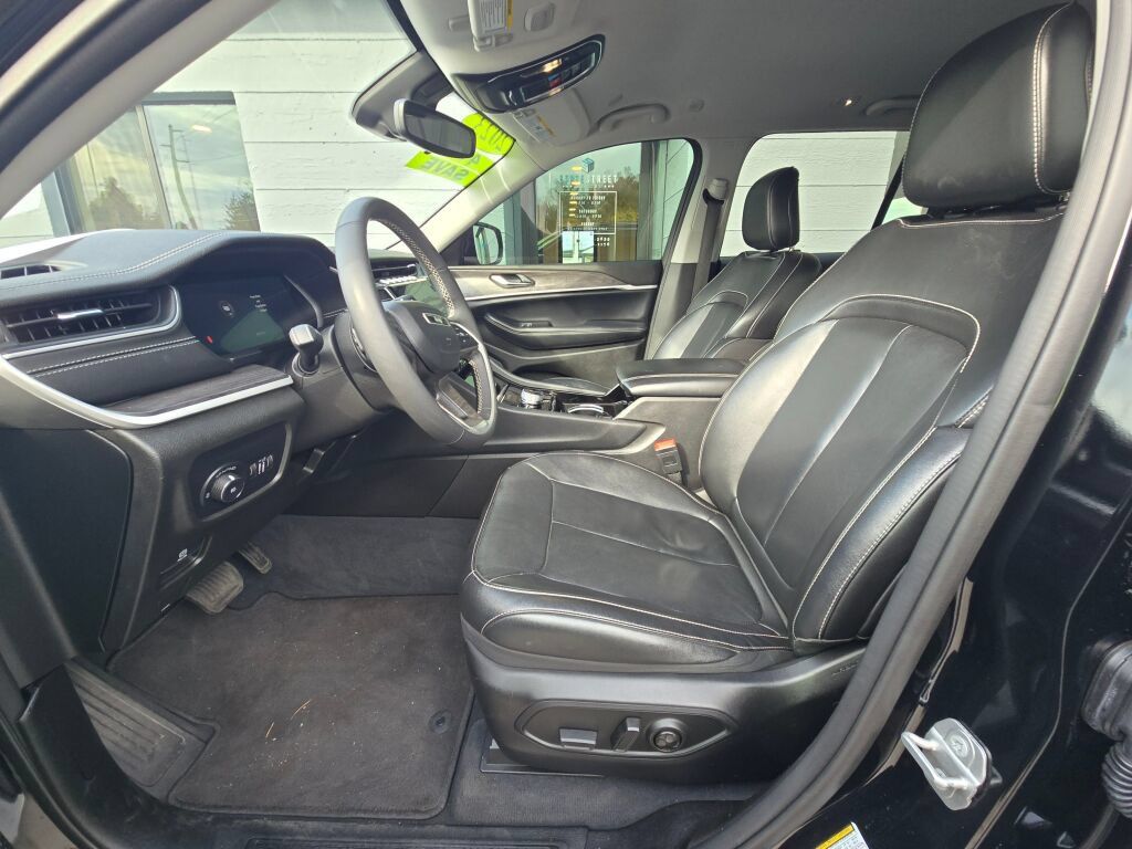 Used 2023 Jeep Grand Cherokee Limited AWD/4WD image 16